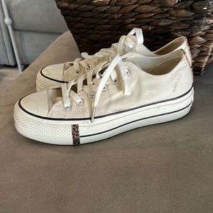 Cream color leapard Converse size 8